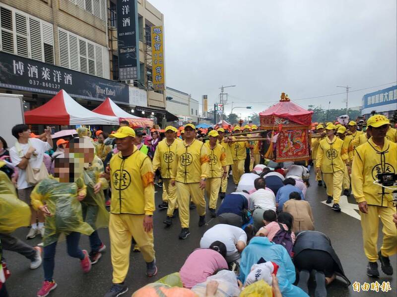 圖為今上午白沙屯媽祖進香回鑾返抵苗縣,人潮擠爆。(記者蔡政珉攝) 圖為今上午白沙屯媽祖進香回鑾返抵苗縣,人潮擠爆。(記者蔡政珉攝)