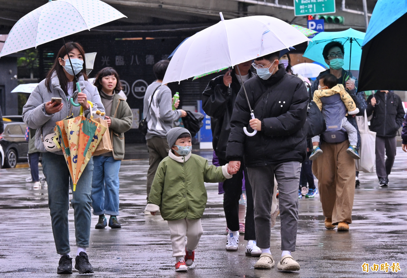 今天受鋒面影響,天氣不穩定,容易出現短延時強降雨,各地有陣雨或雷雨,並有大雨或局部豪雨發生的機率,對流發展旺盛時容易伴隨瞬間大雨、雷擊及強陣風,山區請慎防坍方、落石及溪水暴漲,低窪地區慎防積淹水,行車用路請注意安全。(資料照) 今天受鋒面影響,天氣不穩定,容易出現短延時強降雨,各地有陣雨或雷雨,並有大雨或局部豪雨發生的機率,對流發展旺盛時容易伴隨瞬間大雨、雷擊及強陣風,山區請慎防坍方、落石及溪水暴漲,低窪地區慎防積淹水,行車用路請注意安全。(資料照)