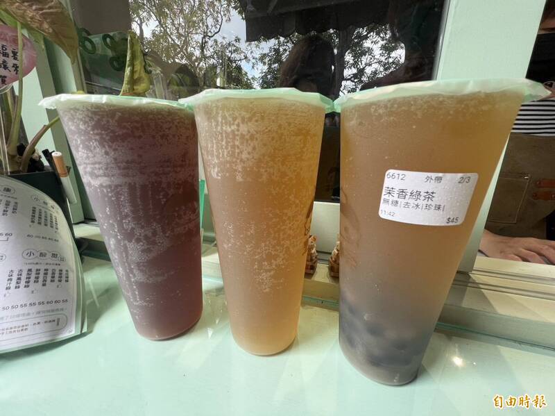 網友提醒,部分手搖飲可能添加香精。但有人說,有些店家是煮真的茶葉。手搖飲示意圖,與本文無關。(資料照) 網友提醒,部分手搖飲可能添加香精。但有人說,有些店家是煮真的茶葉。手搖飲示意圖,與本文無關。(資料照)