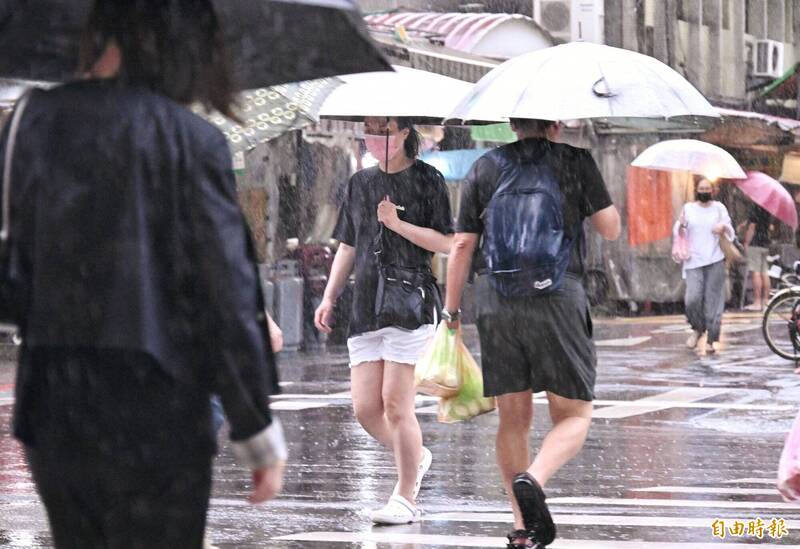 氣象粉專「天氣風險 WeatherRisk」指出,今日受鋒面通過影響,上午各地就有短暫降雨或雷雨發生,明日將持續受鋒面通過及東北季風影響,各地維持陰有短暫降雨或雷雨,在深夜至白天期間降雨明顯。(資料照) 氣象粉專「天氣風險 WeatherRisk」指出,今日受鋒面通過影響,上午各地就有短暫降雨或雷雨發生,明日將持續受鋒面通過及東北季風影響,各地維持陰有短暫降雨或雷雨,在深夜至白天期間降雨明顯。(資料照)