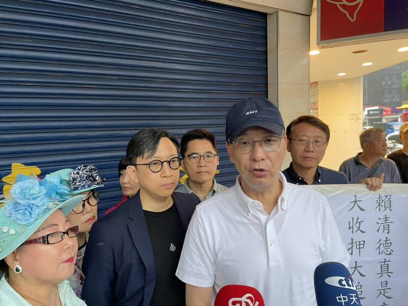 朱立倫上午原取消站台罷免吳沛憶連署,但因有志工仍到場,他仍前往致意。(國民黨提供) 朱立倫上午原取消站台罷免吳沛憶連署,但因有志工仍到場,他仍前往致意。(國民黨提供)
