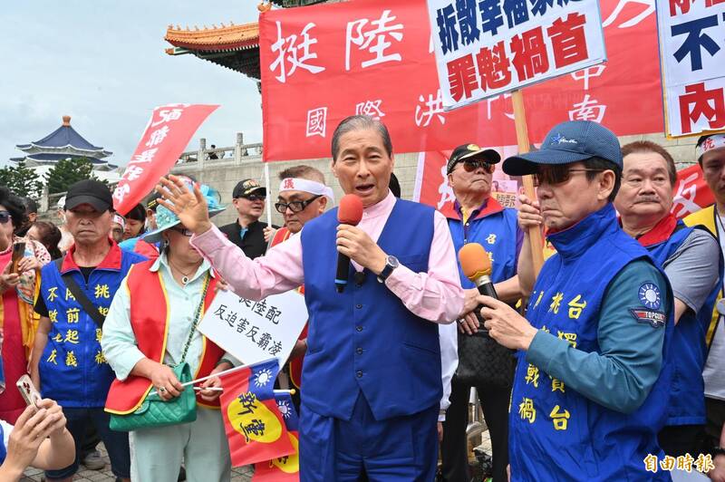 統促黨主席、白狼張安樂說,「兩岸一家親,和平統一救中國!」大陸的姊妹就是我們的姊妹。(記者田裕華攝) 統促黨主席、白狼張安樂說,「兩岸一家親,和平統一救中國!」大陸的姊妹就是我們的姊妹。(記者田裕華攝)