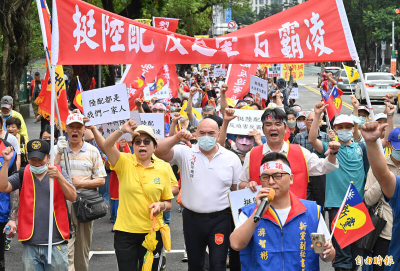 新黨、更生黨今天共同舉辦「挺陸配、反迫害、反霸凌」遊行,新黨副祕書長游智彬帶隊走在前方拿麥克風批評民進黨。(記者田裕華攝) 新黨、更生黨今天共同舉辦「挺陸配、反迫害、反霸凌」遊行,新黨副祕書長游智彬帶隊走在前方拿麥克風批評民進黨。(記者田裕華攝)