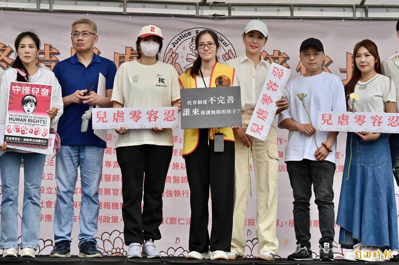 「終結兒虐.陪你長大」護兒集會行動在凱道上舉行,101董座賈永婕(右3)及許多藝人到場聲援。(記者叢昌瑾攝) 「終結兒虐.陪你長大」護兒集會行動在凱道上舉行,101董座賈永婕(右3)及許多藝人到場聲援。(記者叢昌瑾攝)
