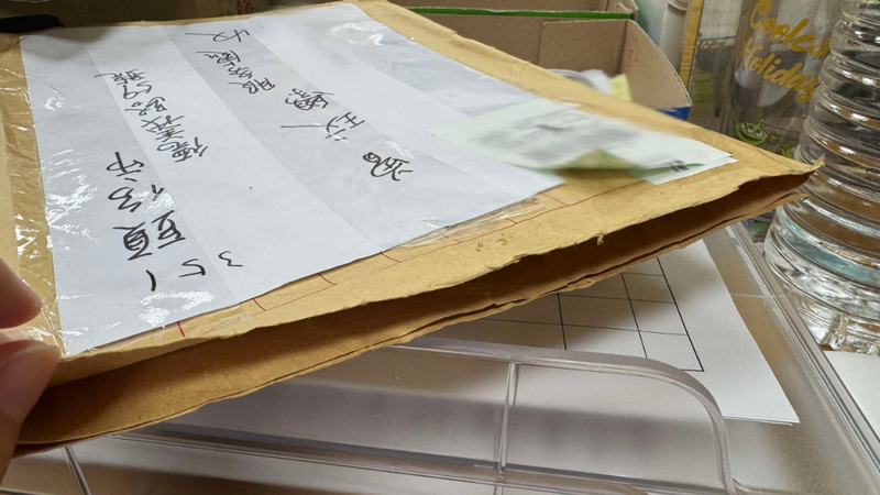 苗栗縣議員曾玟學指出,他的服務處這幾天收到一封放了整疊連署書的掛號信函,但卻沒有封口。罷免團隊志工詢問之下,發現並非單一個案。(擷取自曾玟學Threads) 苗栗縣議員曾玟學指出,他的服務處這幾天收到一封放了整疊連署書的掛號信函,但卻沒有封口。罷免團隊志工詢問之下,發現並非單一個案。(擷取自曾玟學Threads)