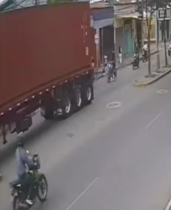 巴爾德拉馬騎乘一台機車在街邊行駛,一輛迎面行駛而來的大型卡車切斷了電信公司的電纜,電纜直接甩到對向車道,不幸地纏上巴爾德拉馬的脖子,隨後就將他斬首。(擷取自推特) 巴爾德拉馬騎乘一台機車在街邊行駛,一輛迎面行駛而來的大型卡車切斷了電信公司的電纜,電纜直接甩到對向車道,不幸地纏上巴爾德拉馬的脖子,隨後就將他斬首。(擷取自推特)