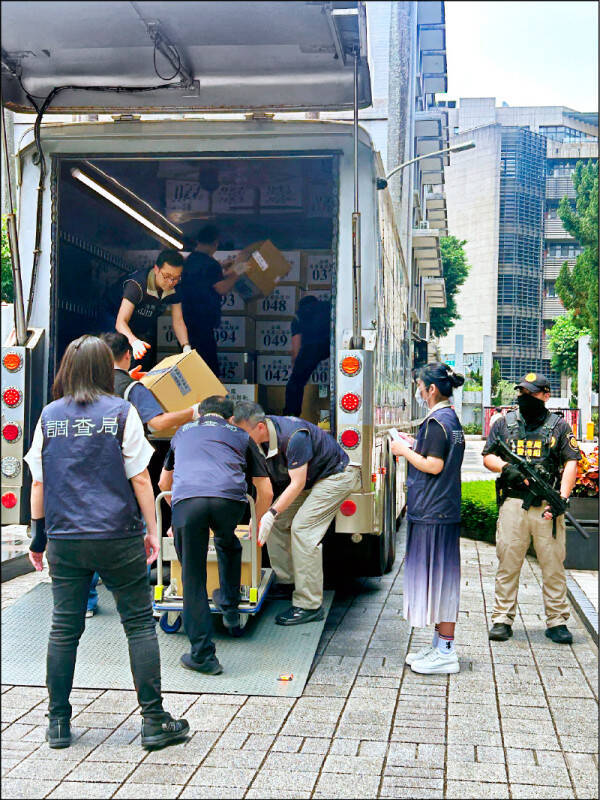 法務部調查局昨公開銷毀全國獲案毒品證物,各類毒品共計約2008公斤,調查局督察處警備組人員全程安全戒護。(調查局提供) 法務部調查局昨公開銷毀全國獲案毒品證物,各類毒品共計約2008公斤,調查局督察處警備組人員全程安全戒護。(調查局提供)