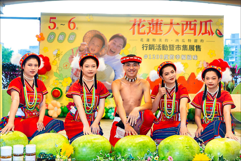 花蓮縣府農業處昨起一連兩天在台北市希望廣場舉辦西瓜促銷。(花蓮縣府提供) 花蓮縣府農業處昨起一連兩天在台北市希望廣場舉辦西瓜促銷。(花蓮縣府提供)