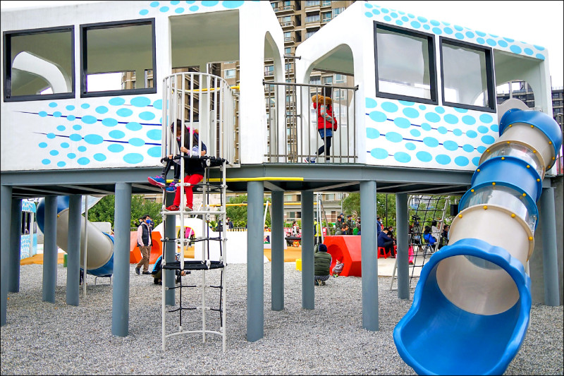 淡水區公二三公園以「淡海輕軌」主題建置,「輕軌車廂」組成遊戲場。(新北景觀處提供) 淡水區公二三公園以「淡海輕軌」主題建置,「輕軌車廂」組成遊戲場。(新北景觀處提供)