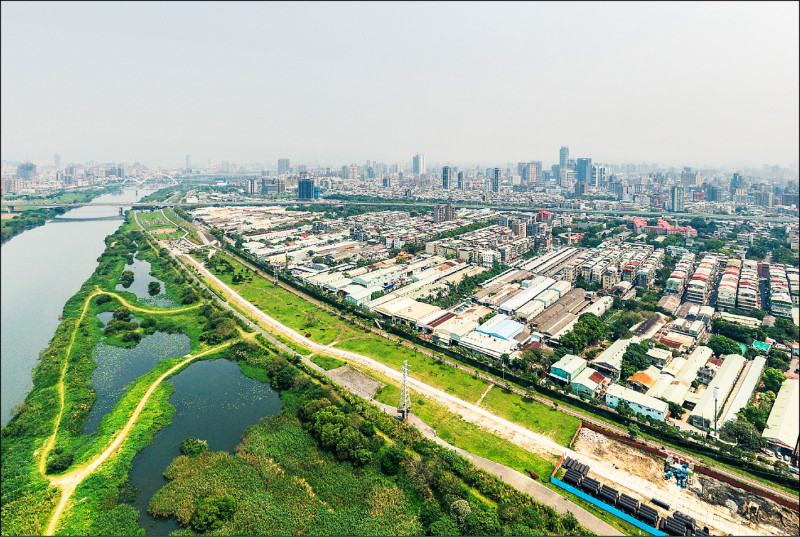新北市板橋浮洲地區建物老舊,市府劃設二處策略更新地區作為公辦都更推動示範。圖為現況。(新北城鄉局提供) 新北市板橋浮洲地區建物老舊,市府劃設二處策略更新地區作為公辦都更推動示範。圖為現況。(新北城鄉局提供)
