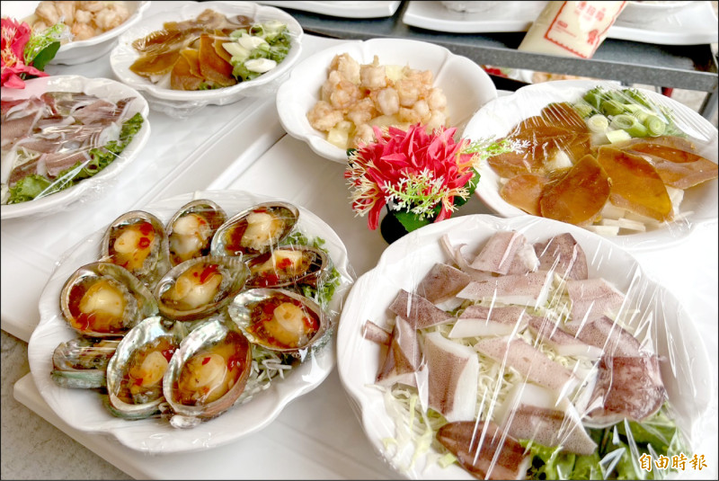 「虱目北門宴」以北門特產虱目魚為主，搭配北門多樣新鮮海味。（記者楊金城攝）