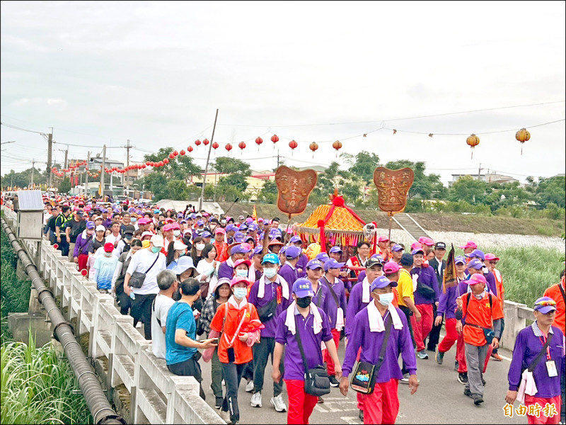 國定民俗「雲林六房媽過爐」從斗南烏瓦磘紅壇過爐到土庫股過港紅壇,吸引數萬名信徒隨香。(記者黃淑莉攝) 國定民俗「雲林六房媽過爐」從斗南烏瓦磘紅壇過爐到土庫股過港紅壇,吸引數萬名信徒隨香。(記者黃淑莉攝)