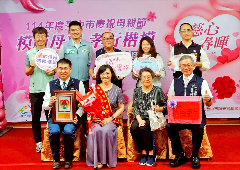 徐宇瓊醫師(前排左二)獲得模範母親表揚,媽媽和女兒陪同領獎。(徐宇瓊醫師提供) 徐宇瓊醫師(前排左二)獲得模範母親表揚,媽媽和女兒陪同領獎。(徐宇瓊醫師提供)