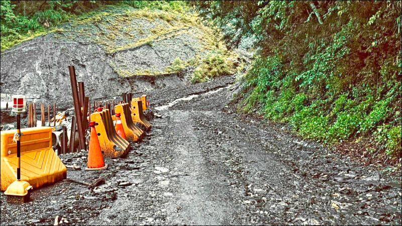 奧萬大聯外道路石灰坑溪橋便道遭泥流沖斷。
(林保署南投分署) 奧萬大聯外道路石灰坑溪橋便道遭泥流沖斷。
(林保署南投分署)