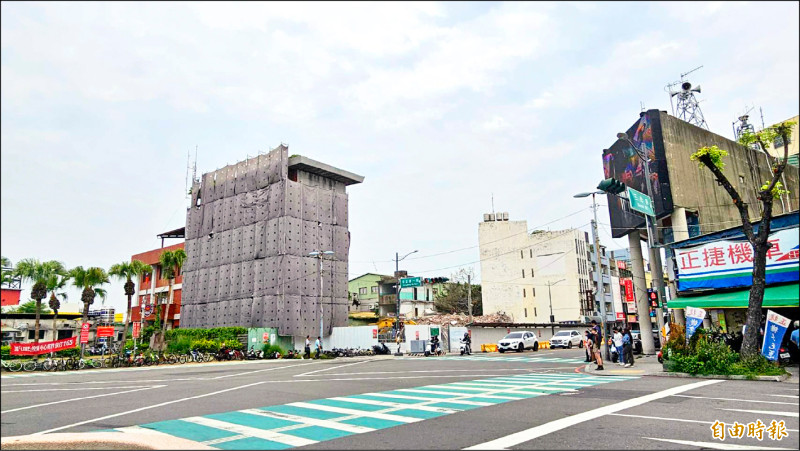 台鐵公司位於彰化火車站前、三民路連棟舊宿舍將拆除,規劃作停車場。
(記者劉曉欣攝) 台鐵公司位於彰化火車站前、三民路連棟舊宿舍將拆除,規劃作停車場。
(記者劉曉欣攝)