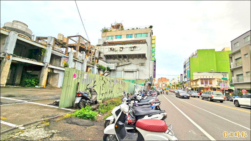 彰化市和樂戲院原址,市公所正在進行土地相關作業,希望年底完成停車場工程並啟用。
(記者劉曉欣攝) 彰化市和樂戲院原址,市公所正在進行土地相關作業,希望年底完成停車場工程並啟用。
(記者劉曉欣攝)