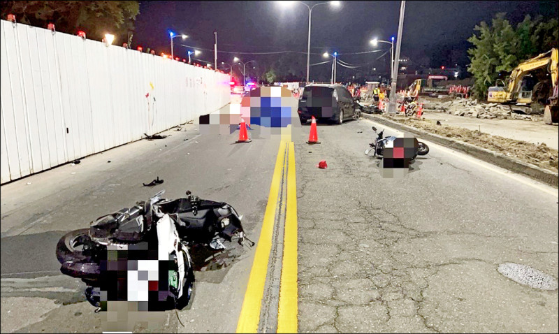黑色轎車與李男騎乘的機車對撞後,又波及另兩輛機車,車禍現場觸目驚心。(民眾提供) 黑色轎車與李男騎乘的機車對撞後,又波及另兩輛機車,車禍現場觸目驚心。(民眾提供)