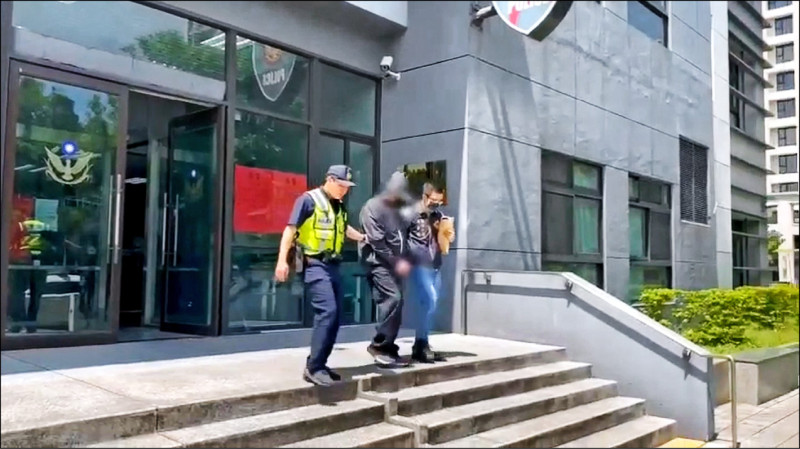 沈女偷拍裸體影像,竟然是為了傳給五十三歲的張姓男友。(記者徐聖倫翻攝) 沈女偷拍裸體影像,竟然是為了傳給五十三歲的張姓男友。(記者徐聖倫翻攝)