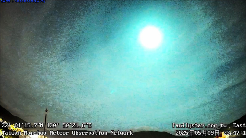 超級火流星劃破南台灣天空。（滿州國小流星監視站提供）