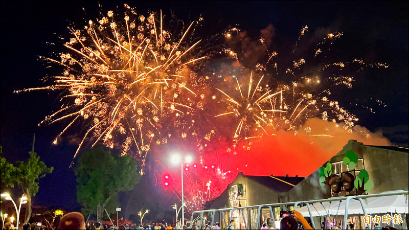 屏東涼夏祭以煙火秀開幕,民眾開心欣賞。(記者羅欣貞攝) 屏東涼夏祭以煙火秀開幕,民眾開心欣賞。(記者羅欣貞攝)