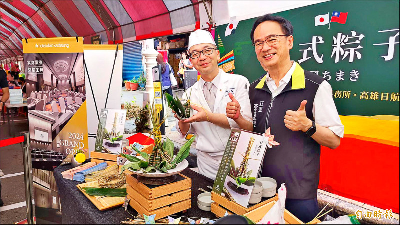 高雄日航酒店大廚瀨戶本秀人（左），當場包起日本關西風味粽，右為立委李昆澤。（記者葛祐豪攝）