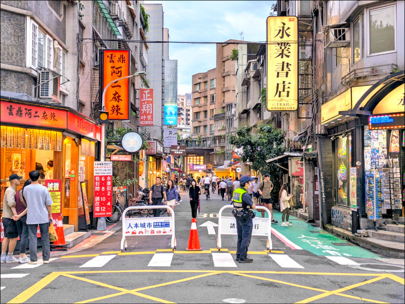 台北市永康街自昨日開始試辦為期1個月的「假日漫步區」。(記者林承鴻攝) 台北市永康街自昨日開始試辦為期1個月的「假日漫步區」。(記者林承鴻攝)
