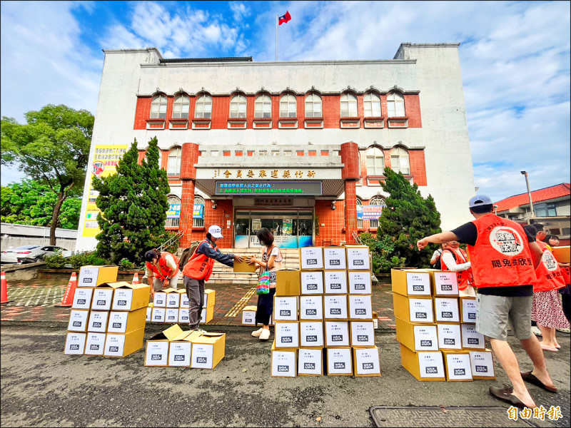 罷免新竹縣立委第一選區徐欣瑩的公民團體，趕在第二階段的最後送件期限，昨下午5點送件到新竹縣選委會。（記者廖雪茹攝）