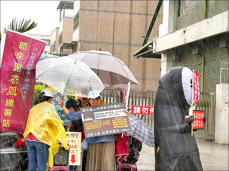彰化罷免團隊到謝衣鳯的溪州家鄉,俗稱「謝家白宮」對面設攤連署。(罷團提供) 彰化罷免團隊到謝衣鳯的溪州家鄉,俗稱「謝家白宮」對面設攤連署。(罷團提供)