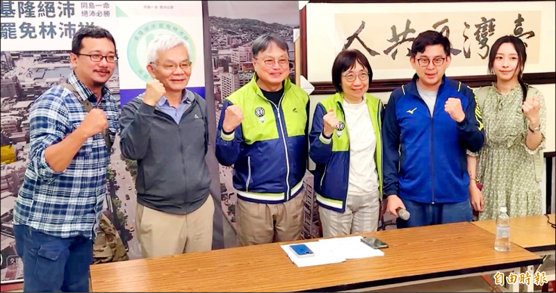 新北市議員卓冠廷(右二)昨到基隆呼籲民眾連署。(記者盧賢秀攝) 新北市議員卓冠廷(右二)昨到基隆呼籲民眾連署。(記者盧賢秀攝)