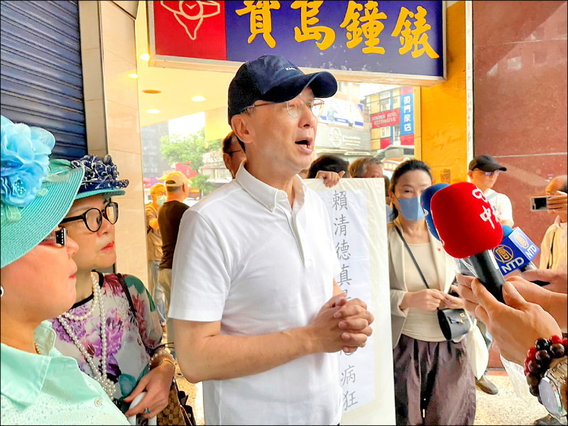 朱立倫昨日上午前往探視罷免台北市中正、萬華區民進黨立委吳沛憶的連署志工。(國民黨提供) 朱立倫昨日上午前往探視罷免台北市中正、萬華區民進黨立委吳沛憶的連署志工。(國民黨提供)