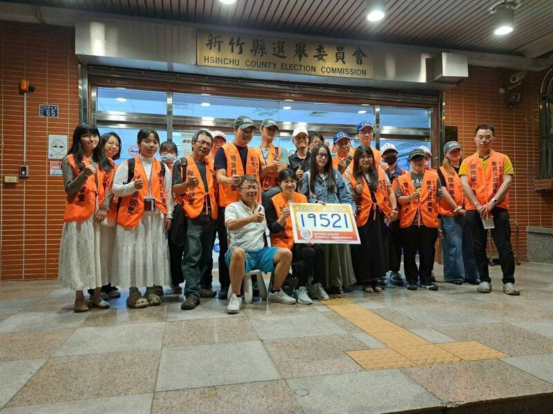 「除舊汰欣」團隊領銜人余筱菁,昨晚表示遺憾未能達成奇蹟。圖為罷團志工群在新竹縣選委會前合影。(擷取自余筱菁臉書粉專) 「除舊汰欣」團隊領銜人余筱菁,昨晚表示遺憾未能達成奇蹟。圖為罷團志工群在新竹縣選委會前合影。(擷取自余筱菁臉書粉專)