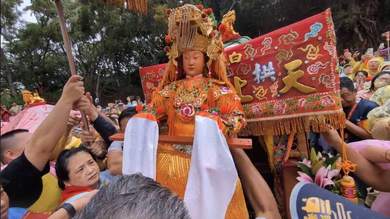 「粉紅超跑」換8人大轎 白沙屯媽祖午後回宮 「粉紅超跑」換8人大轎 白沙屯媽祖午後回宮