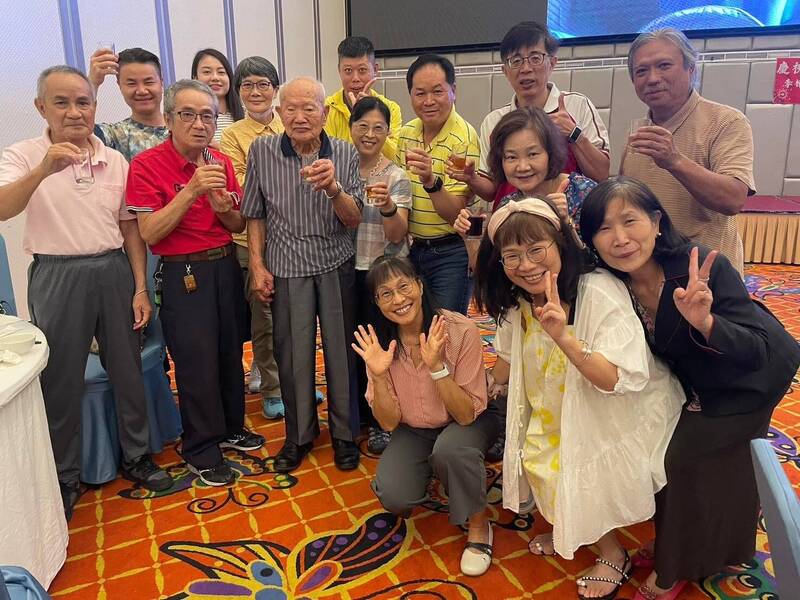 曾接待服務30萬名登山客，「李棟山莊」莊主朱萬鶴（中灰色衣）昨夜病逝，享壽99歲。圖為去年登山團體「新竹週五爬趴隊」揪團為朱莊主舉辦生日宴。（新竹週五爬趴隊提供）