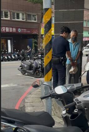警員上銬逮捕的竊嫌,竟是前三重分局長蔡榮源(藍衣)。(擷取自網路) 警員上銬逮捕的竊嫌,竟是前三重分局長蔡榮源(藍衣)。(擷取自網路)