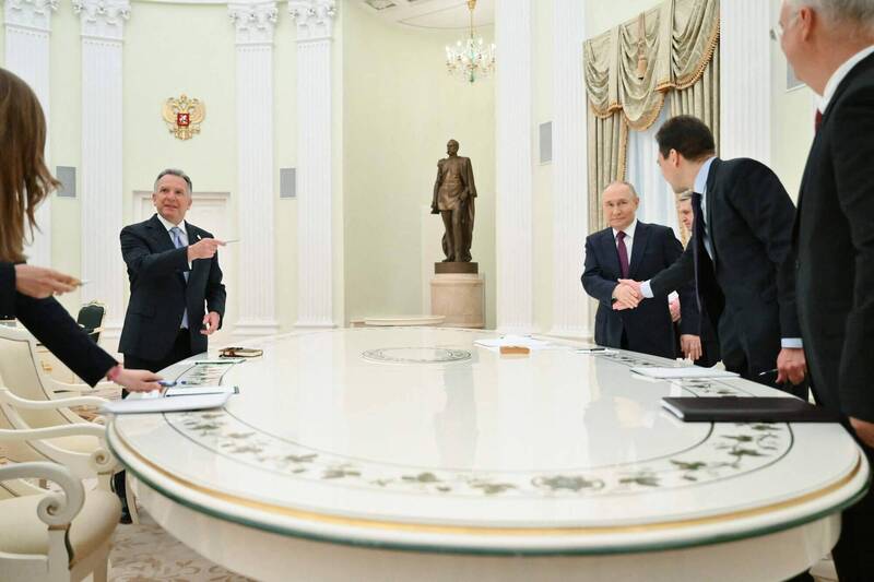 4月25日,魏科夫(左2)在莫斯科會晤俄國總統普廷(右4),但魏科夫似乎依賴克宮安排的翻譯人員,引起爭議。(法新社) 4月25日,魏科夫(左2)在莫斯科會晤俄國總統普廷(右4),但魏科夫似乎依賴克宮安排的翻譯人員,引起爭議。(法新社)