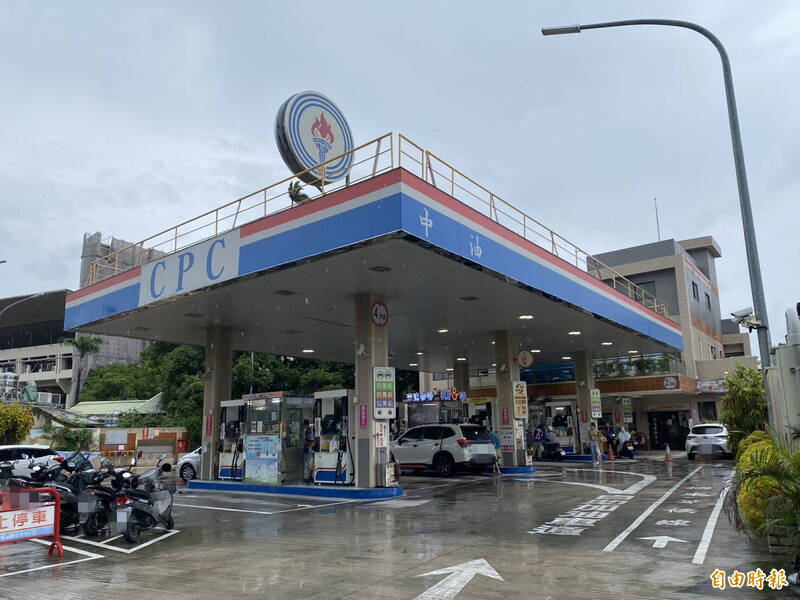 油價連3降！轎車等週一加滿比上月省113元 加油站今罕見冷清