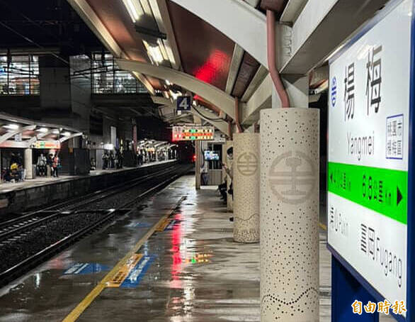 台鐵楊梅車站轉轍器故障,造成南下北上列車大誤點。(記者李容萍攝) 台鐵楊梅車站轉轍器故障,造成南下北上列車大誤點。(記者李容萍攝)