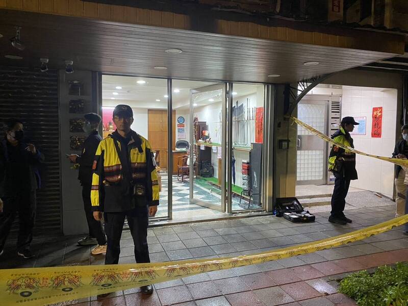 警方圍起封鎖線調查死因。（記者姚岳宏翻攝）