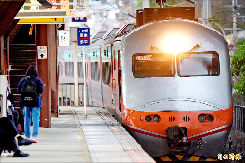 逐漸要被淘汰的PP推拉式自強號,其E1000機車將陸續改為E500電力機車。(記者吳亮儀攝) 逐漸要被淘汰的PP推拉式自強號,其E1000機車將陸續改為E500電力機車。(記者吳亮儀攝)