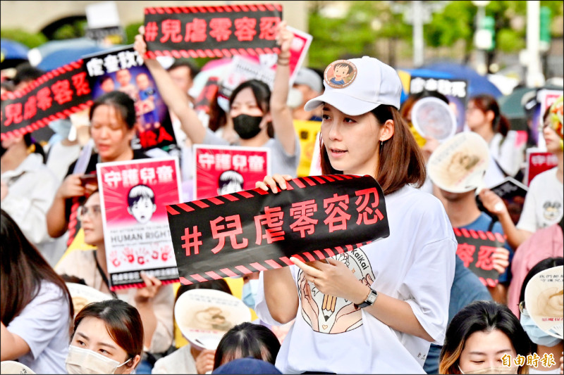 「終結兒虐．陪你長大」護兒集會行動，昨日在凱道上舉行，許多民眾自發前往參與，手持著標語牌表達訴求。（記者叢昌瑾攝）