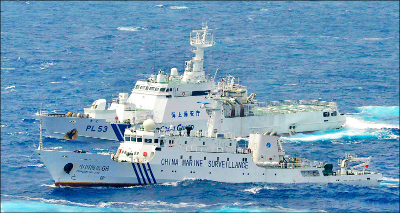 日本國防白皮書草案嚴重關切中俄軍事合作。圖為日本海上保安廳巡邏船監控在釣魚台列嶼附近水域巡航的中國海警船。(路透檔案照) 日本國防白皮書草案嚴重關切中俄軍事合作。圖為日本海上保安廳巡邏船監控在釣魚台列嶼附近水域巡航的中國海警船。(路透檔案照)