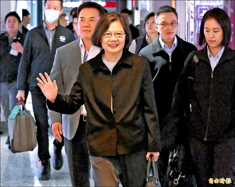前總統蔡英文九日晚間啟程前往歐洲,出訪立陶宛及丹麥,並應民主聯盟基金會邀請出席第八屆「哥本哈根民主高峰會」發表演說。(記者朱沛雄攝) 前總統蔡英文九日晚間啟程前往歐洲,出訪立陶宛及丹麥,並應民主聯盟基金會邀請出席第八屆「哥本哈根民主高峰會」發表演說。(記者朱沛雄攝)
