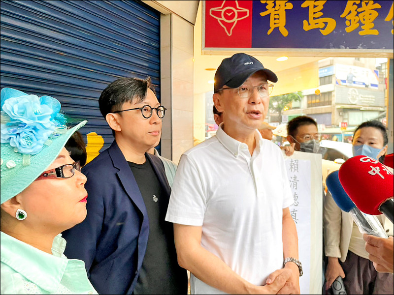國民黨主席朱立倫昨前往探視罷免台北市中正、萬華區民進黨立委吳沛憶的連署志工。他受訪時表示,「還假於民」是民眾的心聲,國民黨做過民調,有超過六成以上的民眾都支持「還假於民」。(國民黨提供) 國民黨主席朱立倫昨前往探視罷免台北市中正、萬華區民進黨立委吳沛憶的連署志工。他受訪時表示,「還假於民」是民眾的心聲,國民黨做過民調,有超過六成以上的民眾都支持「還假於民」。(國民黨提供)