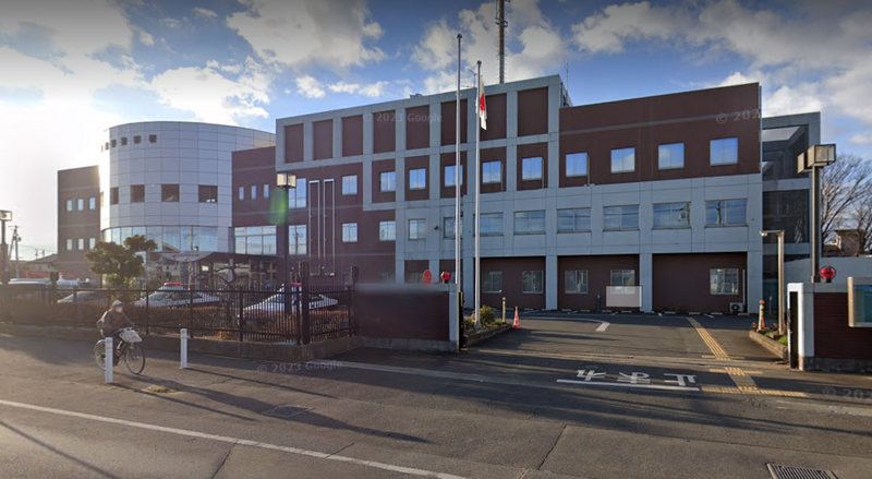 日本千葉縣市習志野市男子殺害母親和妹妹，供稱是照顧媽媽太累了才痛下殺手。圖為習志野市警察署。（圖擷自Goole街景）