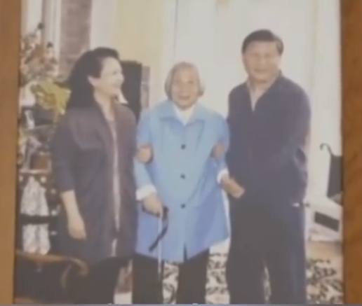 中官媒PO出习近平(右)与年迈老母齐心(中)同框的影片庆祝母亲节。 (图取自农民日报微博) 中官媒PO出习近平(右)与年迈老母齐心(中)同框的影片庆祝母亲节。 (图取自农民日报微博)