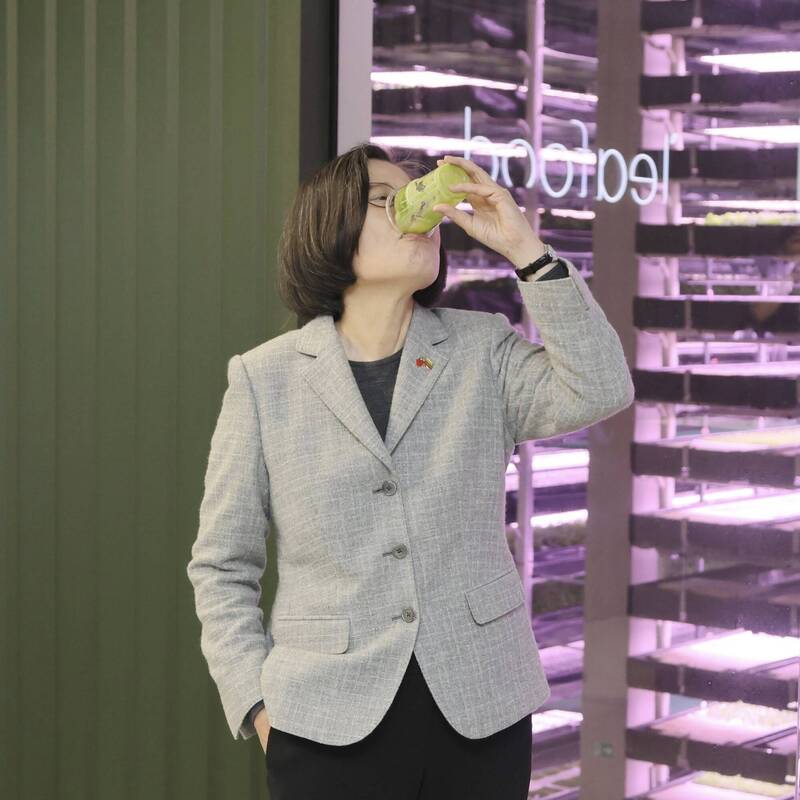 單手插口袋「豪飲綠拿鐵」！蔡英文訪立陶宛照 笑翻6萬人