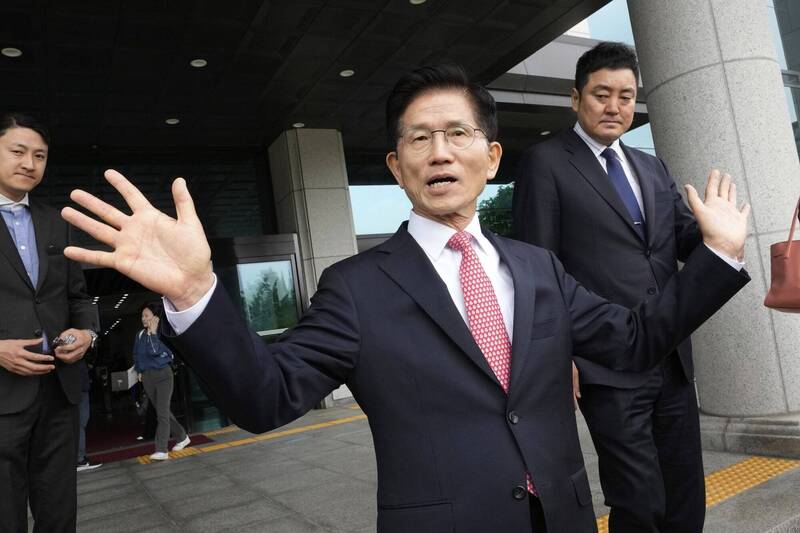 南韓執政黨國民力量,先前打算將總統候選人換成前總理韓悳洙,但又突然換回金文洙。圖為金文洙11日上午完成參選登記。(美聯社) 南韓執政黨國民力量,先前打算將總統候選人換成前總理韓悳洙,但又突然換回金文洙。圖為金文洙11日上午完成參選登記。(美聯社)
