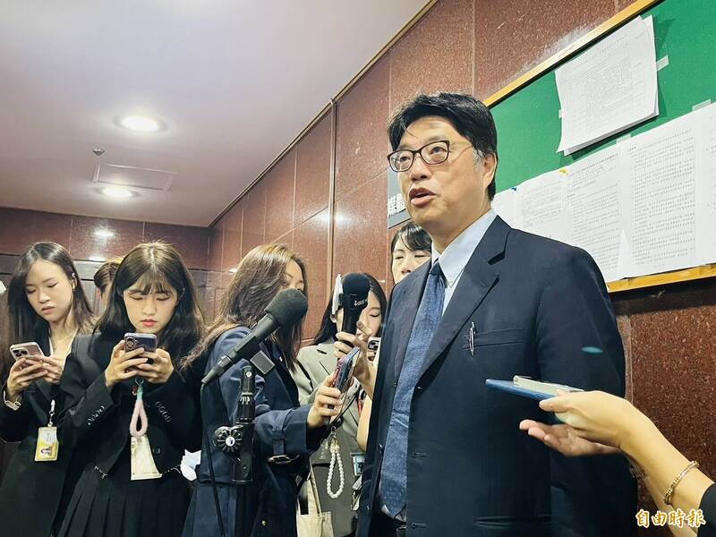 陸委會主委邱垂正今天在立法院受訪表示,經過清查,有2位公務員領有中國身分證,已經協助註銷完畢。(記者陳鈺馥攝) 陸委會主委邱垂正今天在立法院受訪表示,經過清查,有2位公務員領有中國身分證,已經協助註銷完畢。(記者陳鈺馥攝)