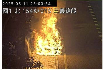 李女駕駛的轎車在國道突火燒車，火勢猛烈。（民眾提供）