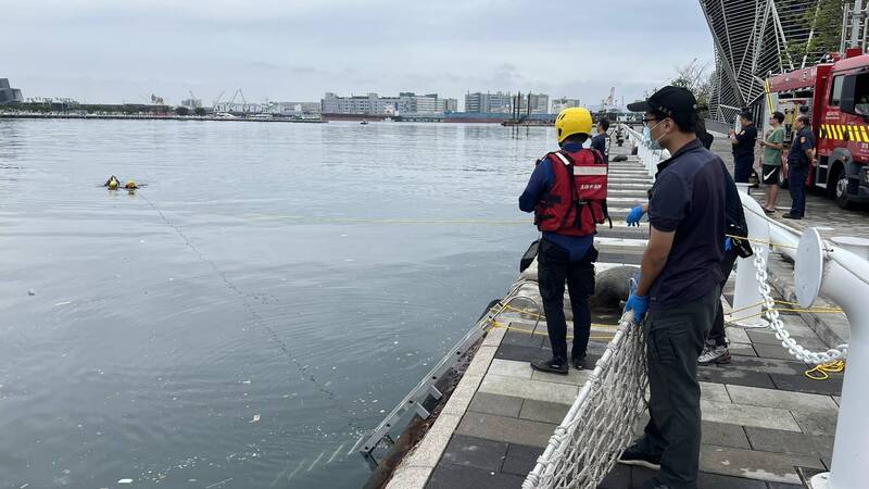 高雄流行音樂中心海域驚見浮屍，消防隊打撈（左）、警方調查。（讀者提供）